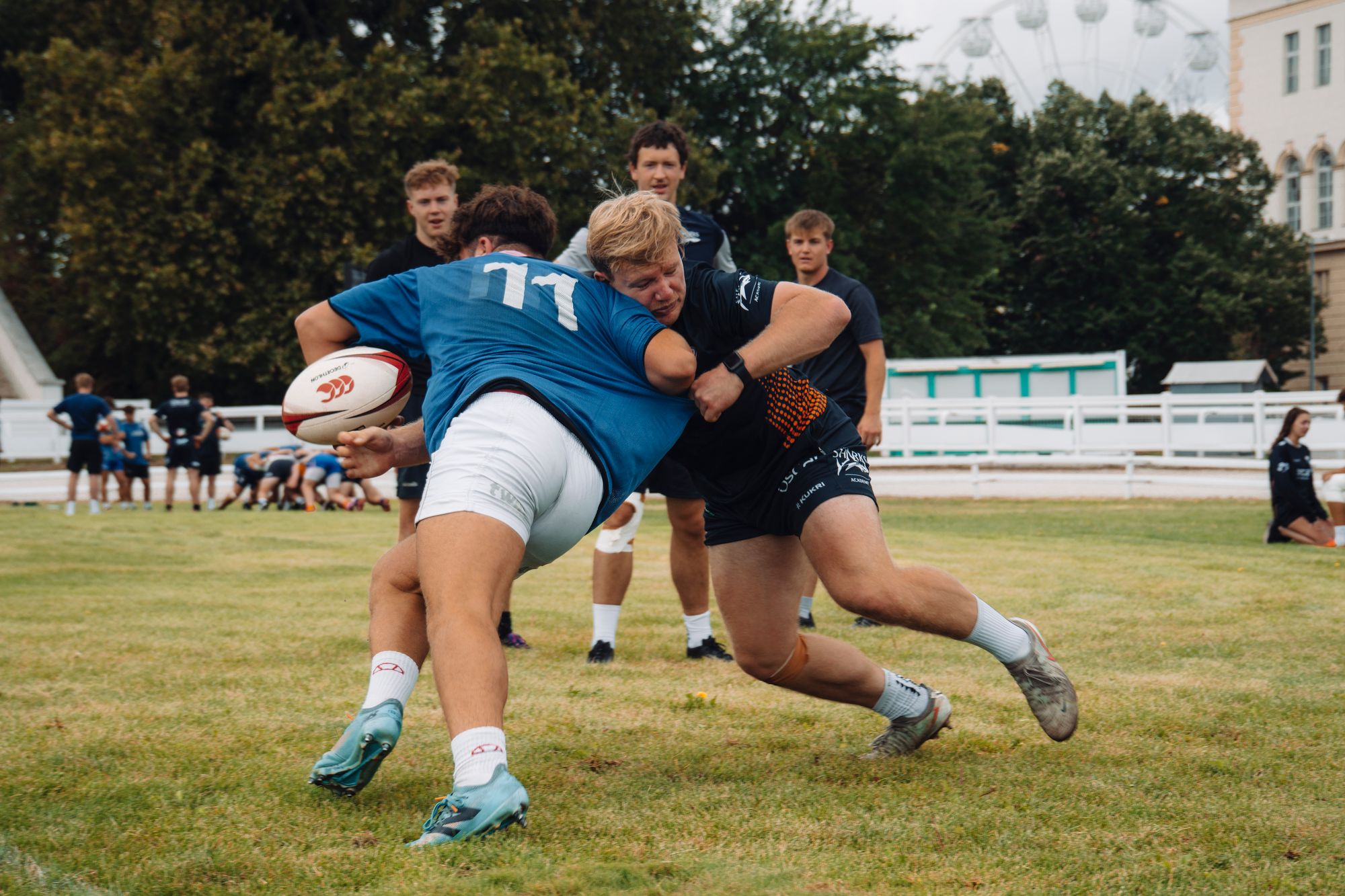 Contact et plaquage lors d'une séance de rugby, traité en noir et blanc contrasté