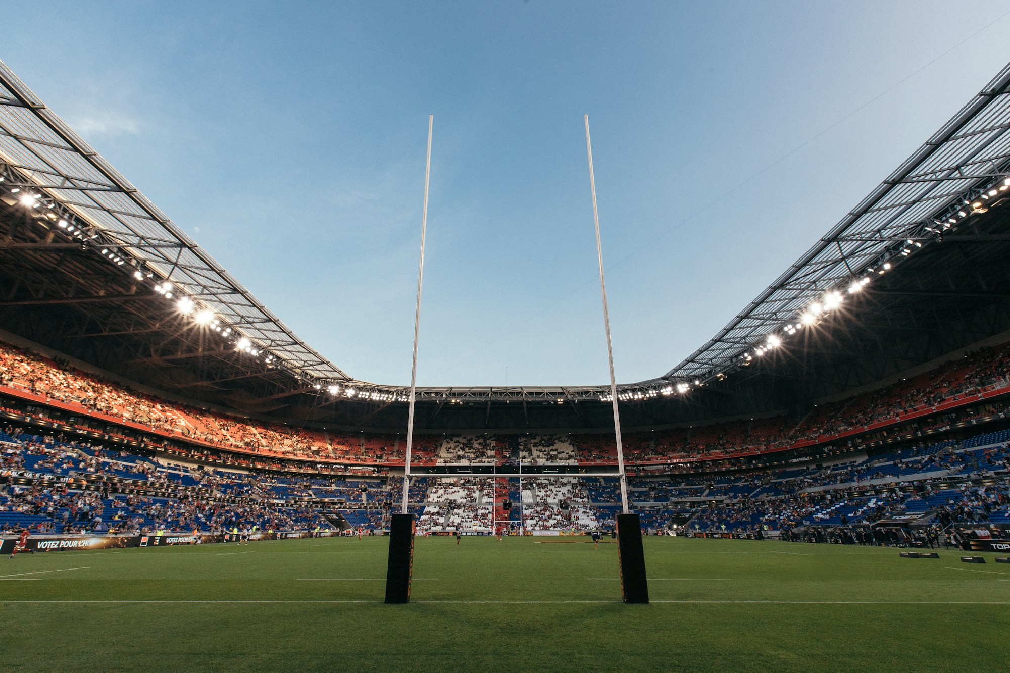 Joueur de rugby en action, traité en noir et blanc fort contraste